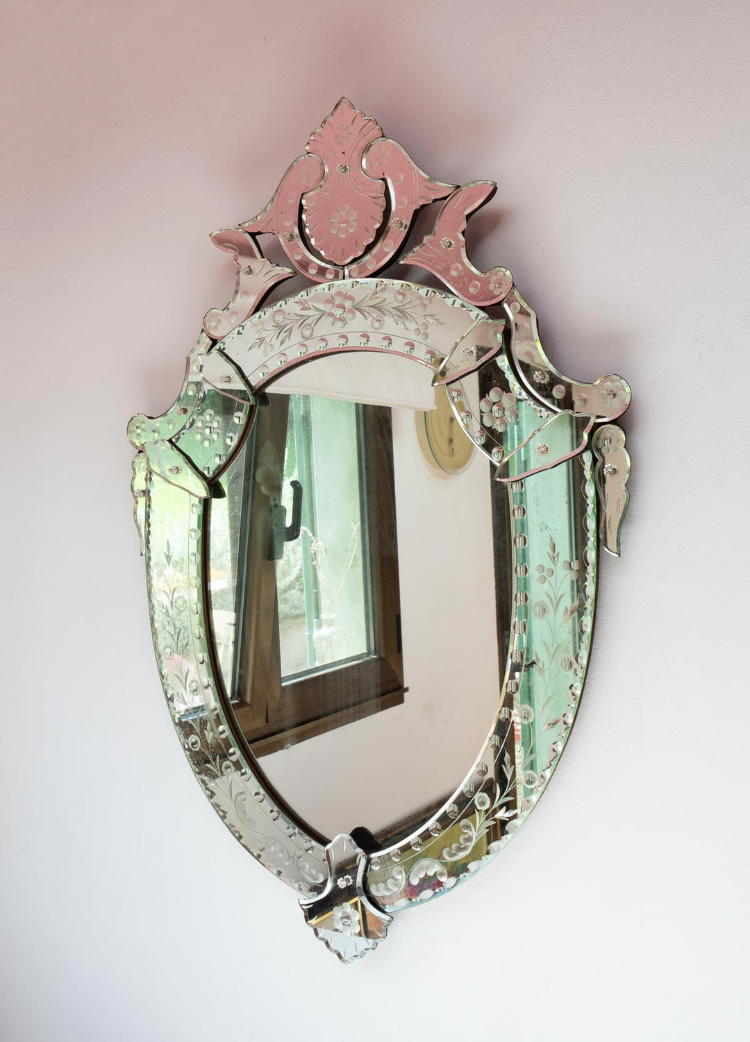 Gran espejo veneciano con copete c. 1940/50s (100*69 cm)