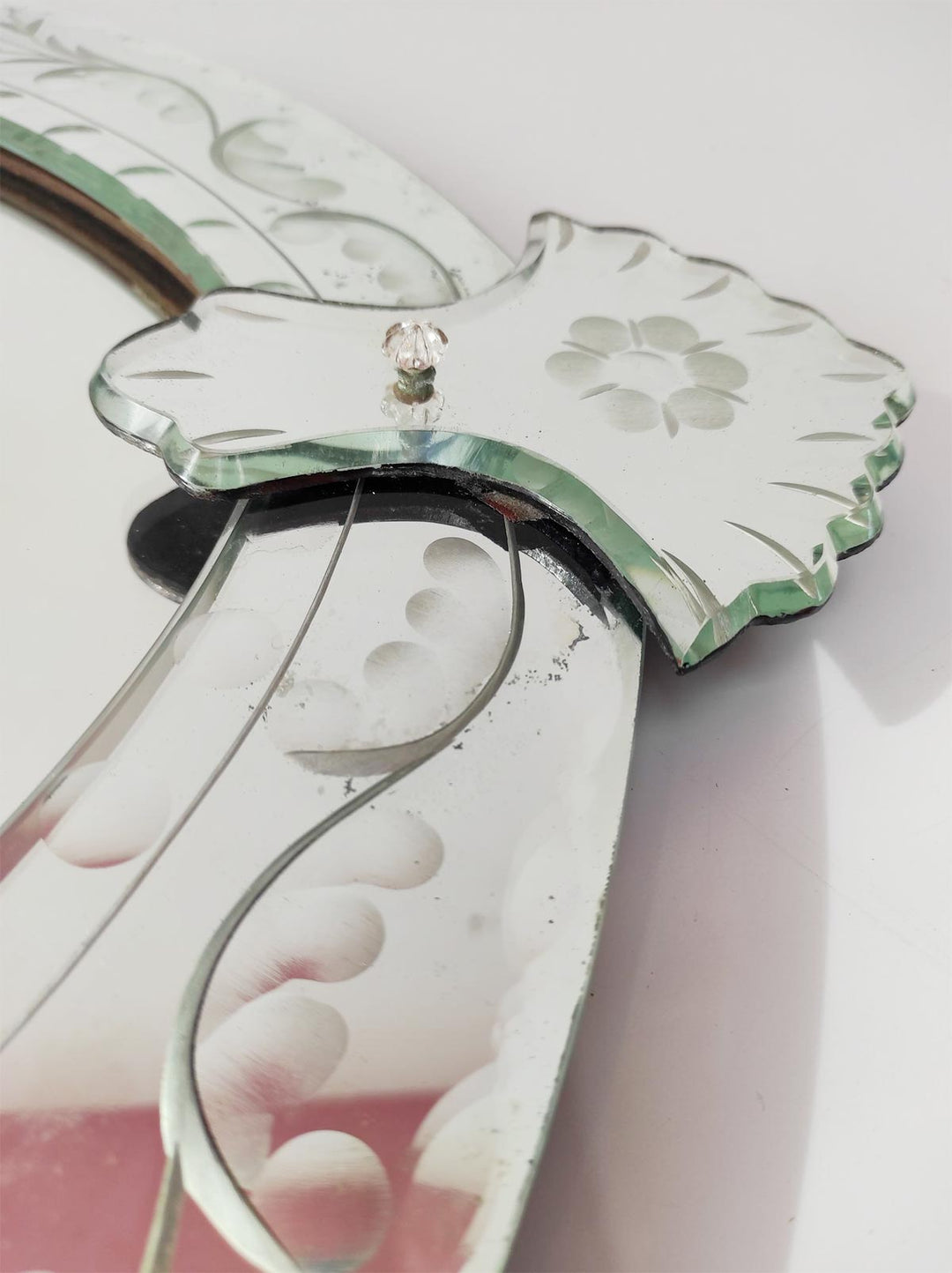 Gran espejo veneciano con copete c. 1940/50s (100*69 cm)