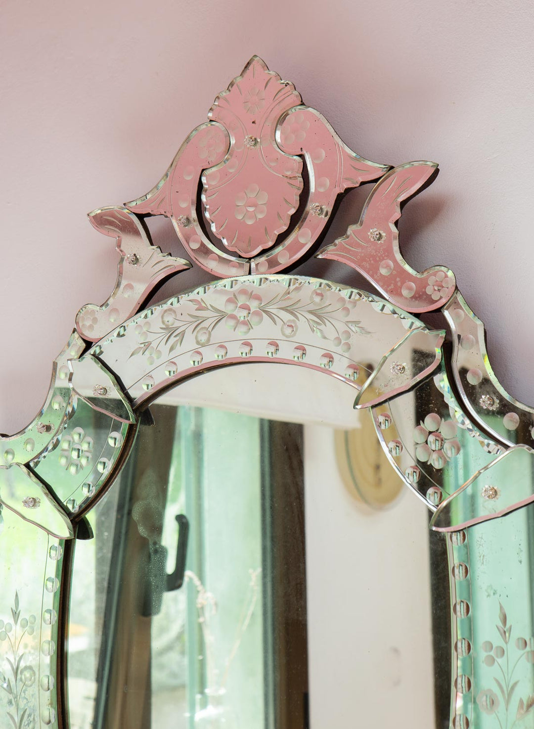 Gran espejo veneciano con copete c. 1940/50s (100*69 cm)