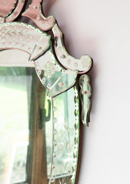 Gran espejo veneciano con copete c. 1940/50s (100*69 cm)