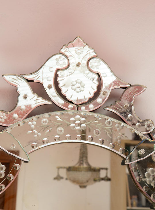 Gran espejo veneciano con copete c. 1940/50s (100*69 cm)