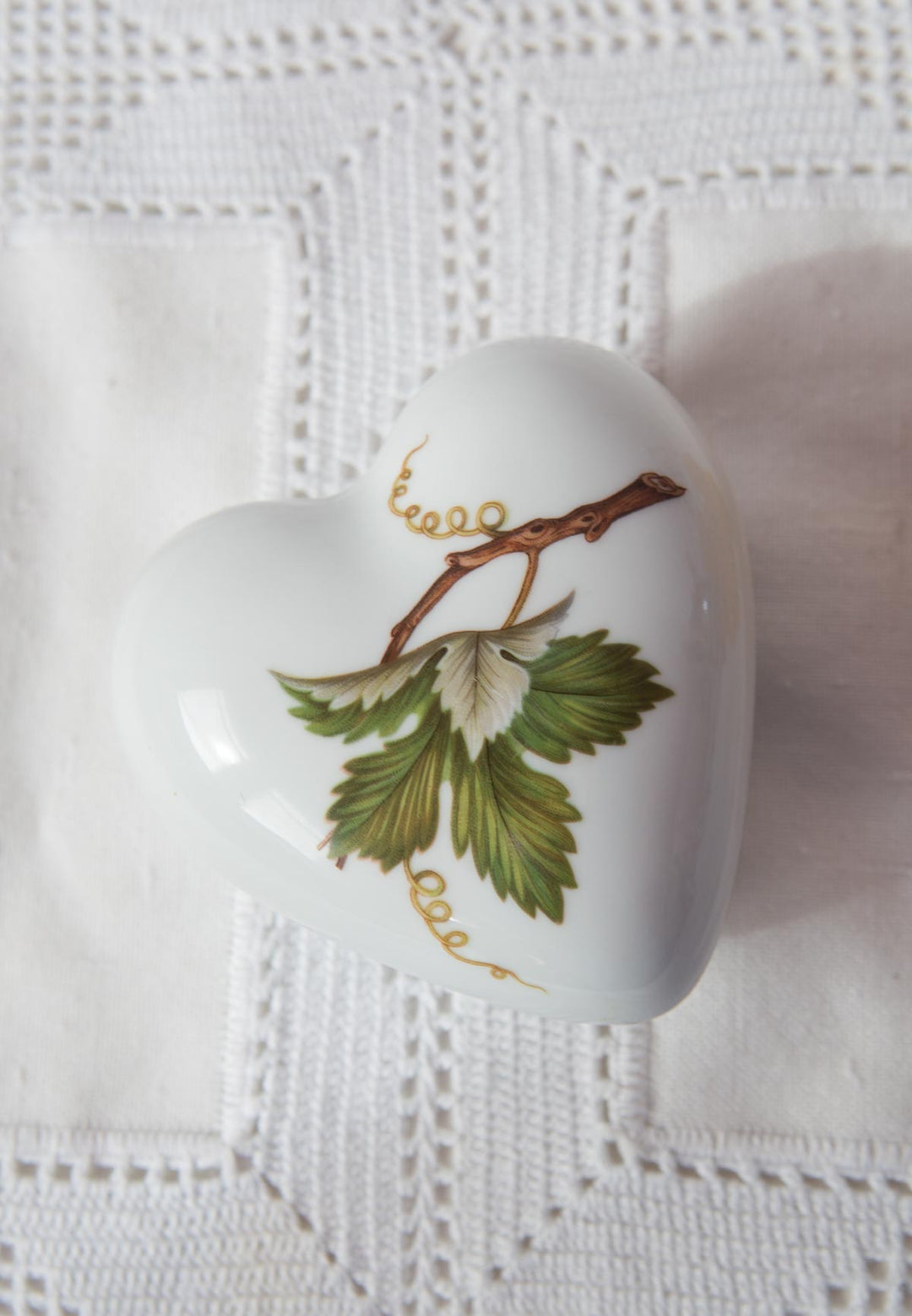 Juego de caja corazón y jarrón porcelana sueca Hackefors "Vinranka" 1970s