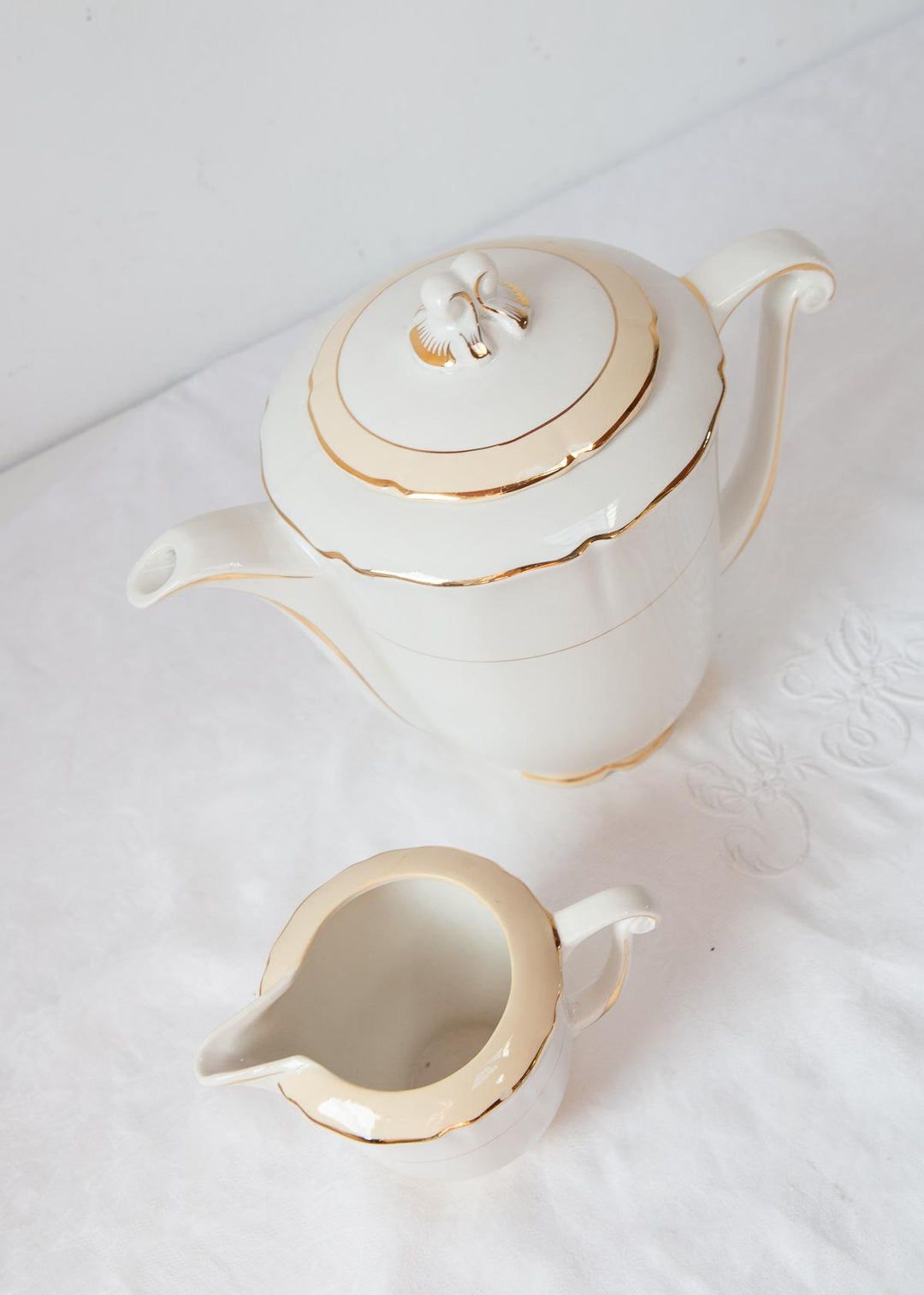 Juego café té para 11 loza francesa beige y dorado c. 1960s (24 PIEZAS)