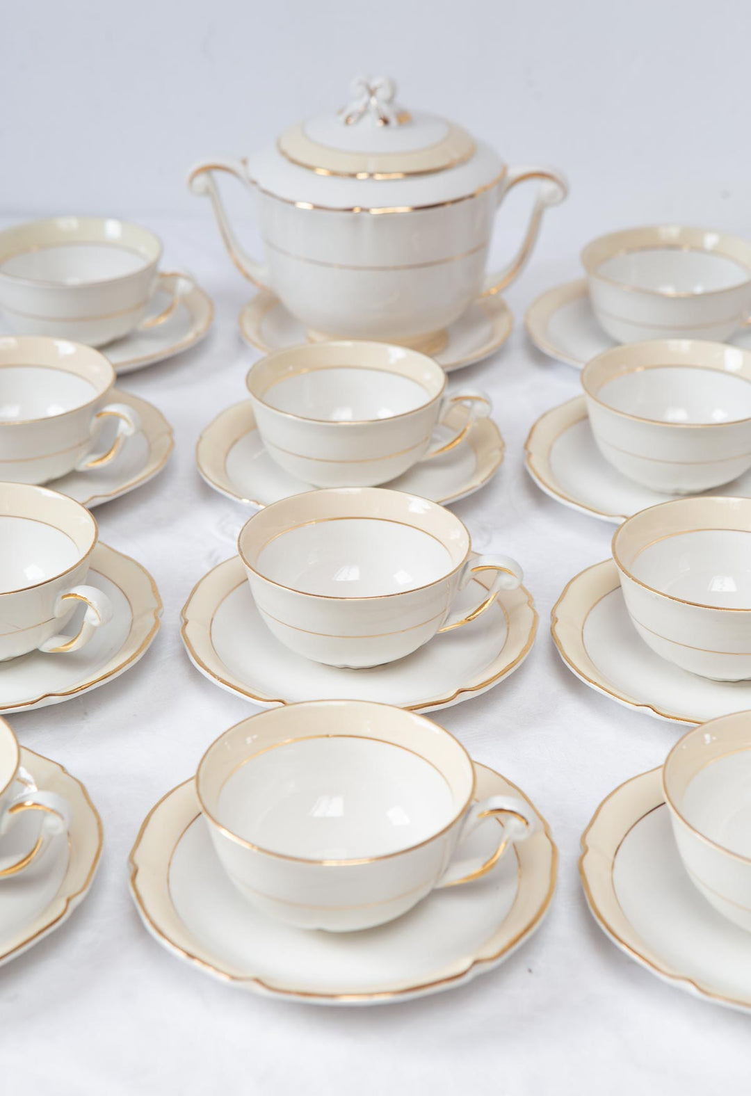 Juego café té para 11 loza francesa beige y dorado c. 1960s (24 PIEZAS)