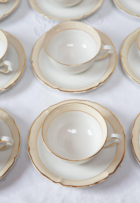 Juego café té para 11 loza francesa beige y dorado c. 1960s (24 PIEZAS)