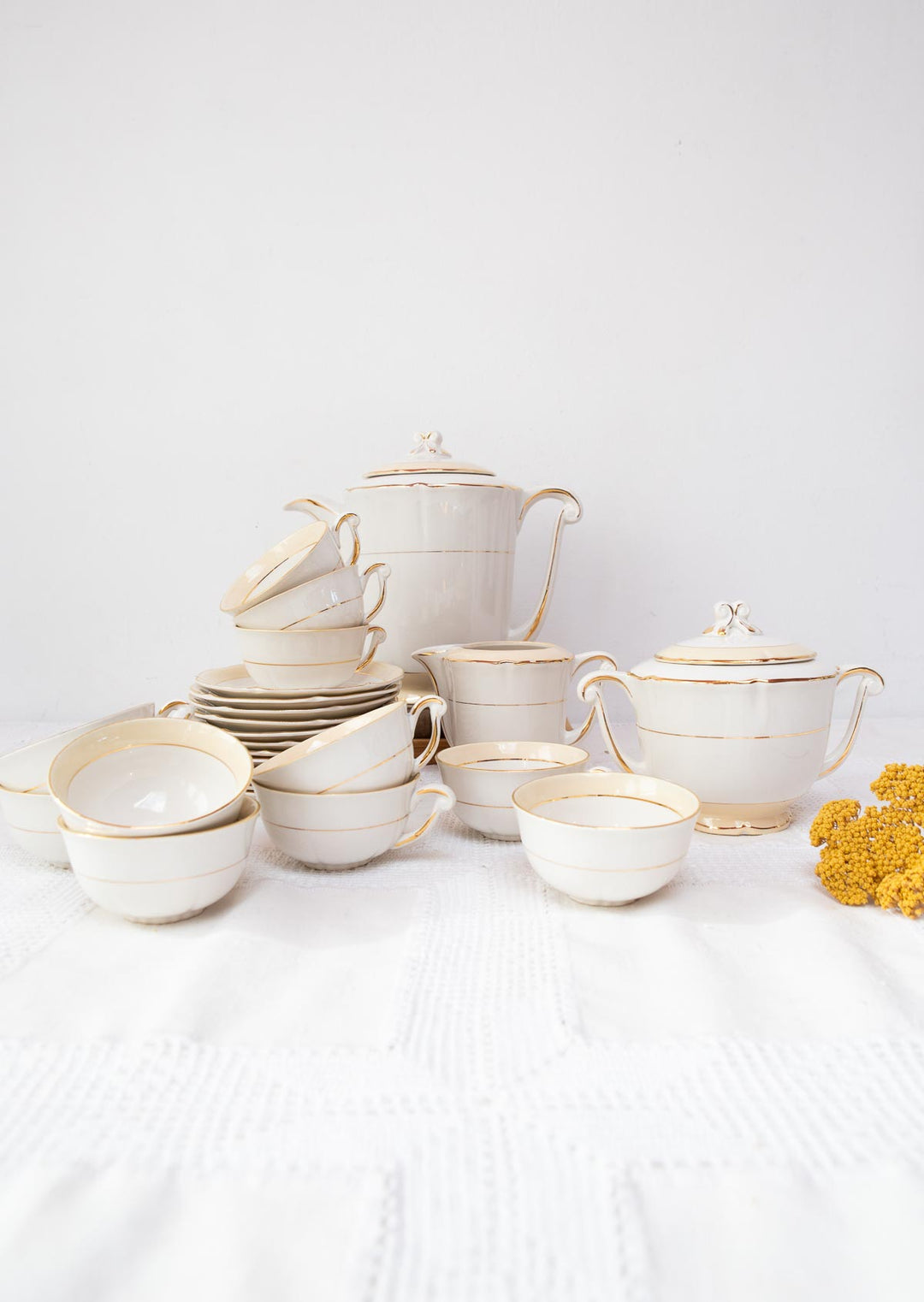 Juego café té para 12 loza francesa beige y dorado c. 1960s (27 PIEZAS)