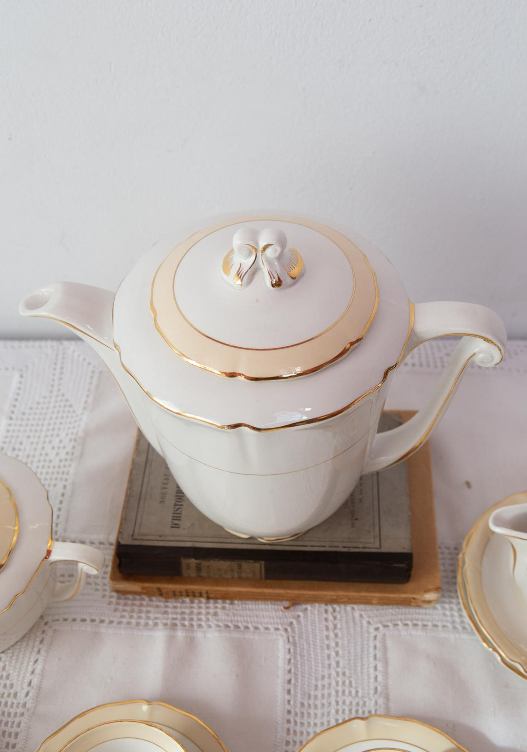Juego café té para 12 loza francesa beige y dorado c. 1960s (27 PIEZAS)