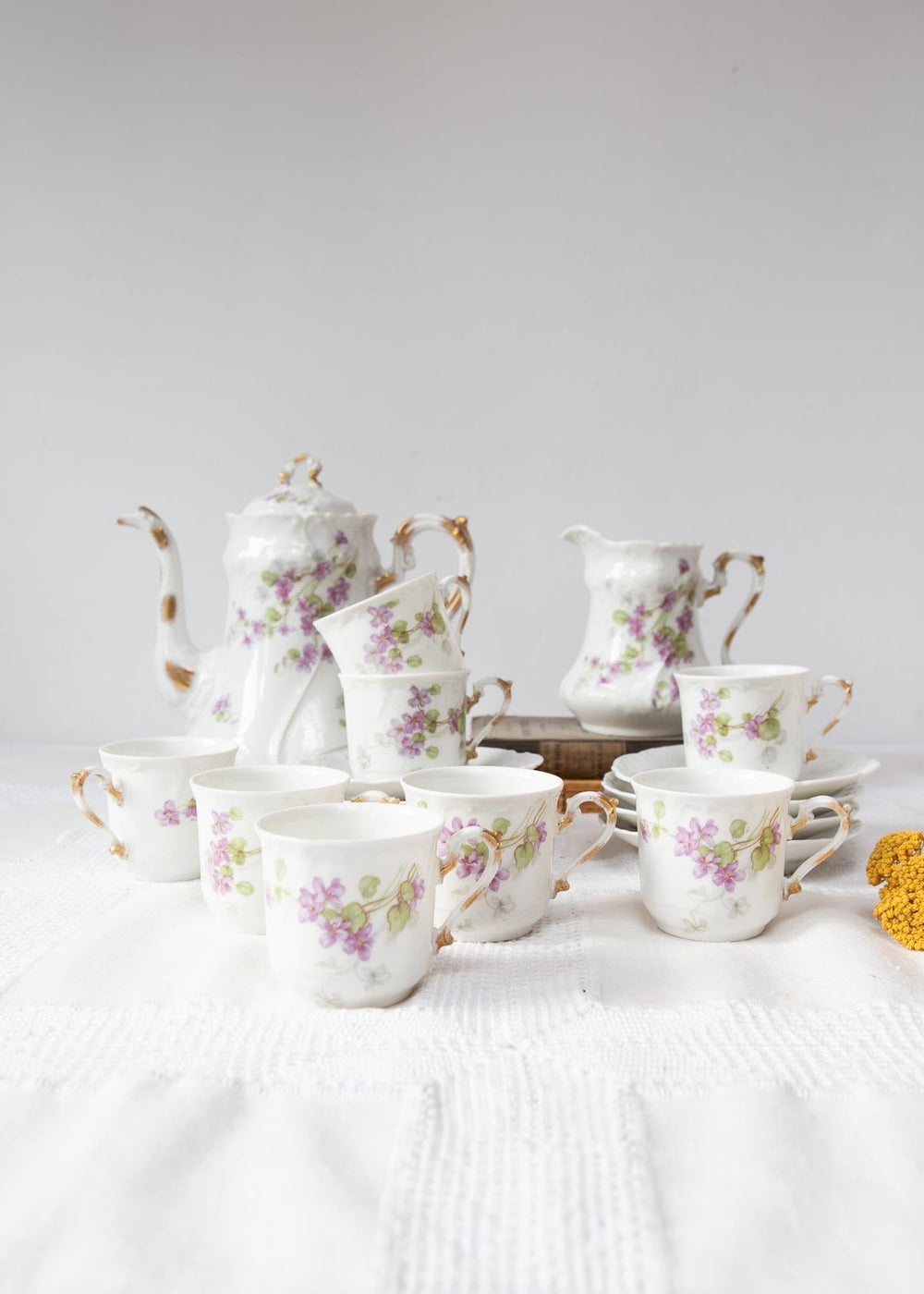 Antiguo juego café para 8 porcelana francesa Limoges florecillas lila c. 1900-15 (18 PIEZAS)