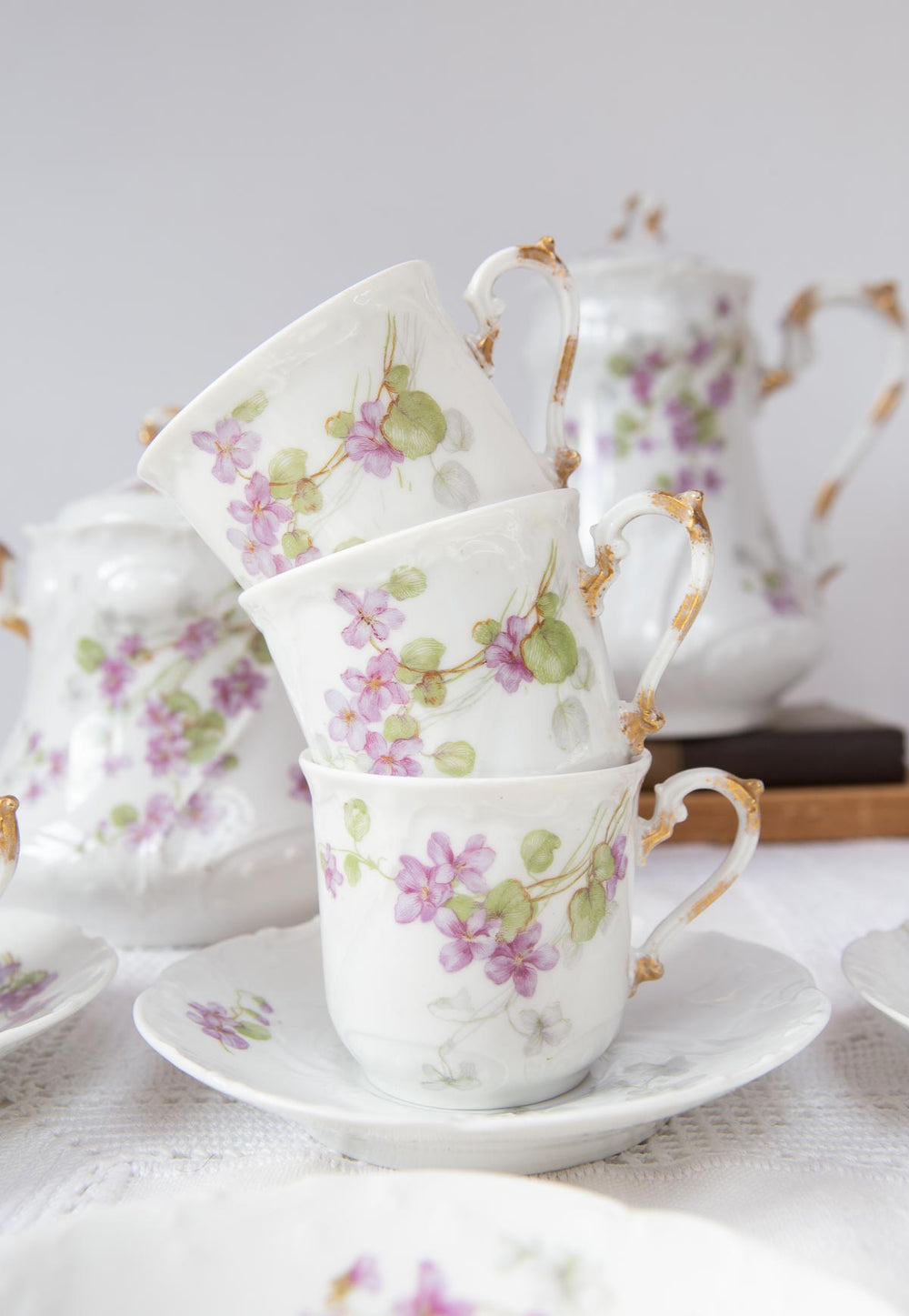 Antiguo juego café para 8 porcelana francesa Limoges florecillas lila c. 1900-15 (18 PIEZAS)