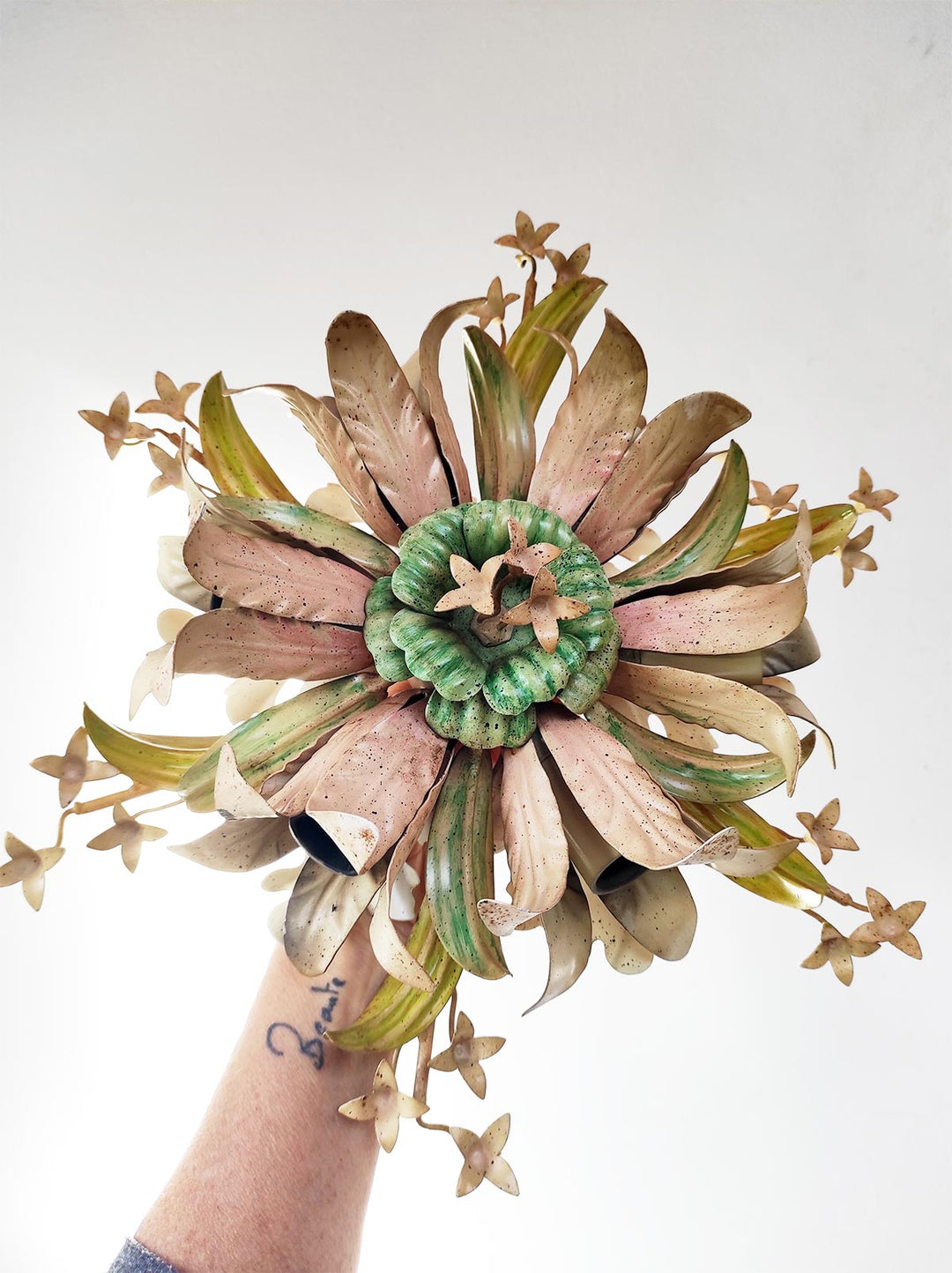 Plafón de metal italiano colores flores y hojas c. 1980 (35 cm)