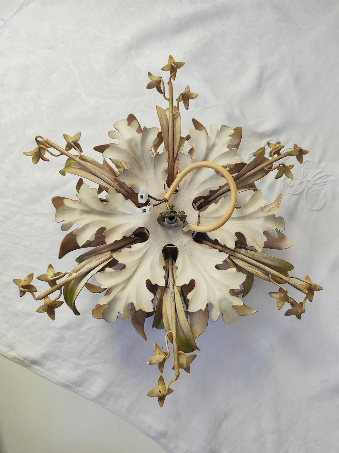 Plafón de metal italiano colores flores y hojas c. 1980 (35 cm)