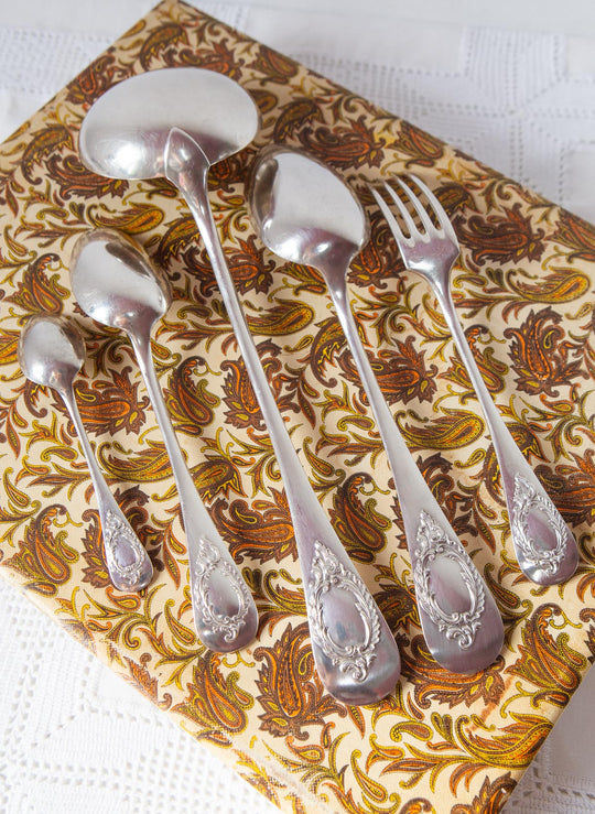 cubertería francesa antigua con medallon metal argente baño plata