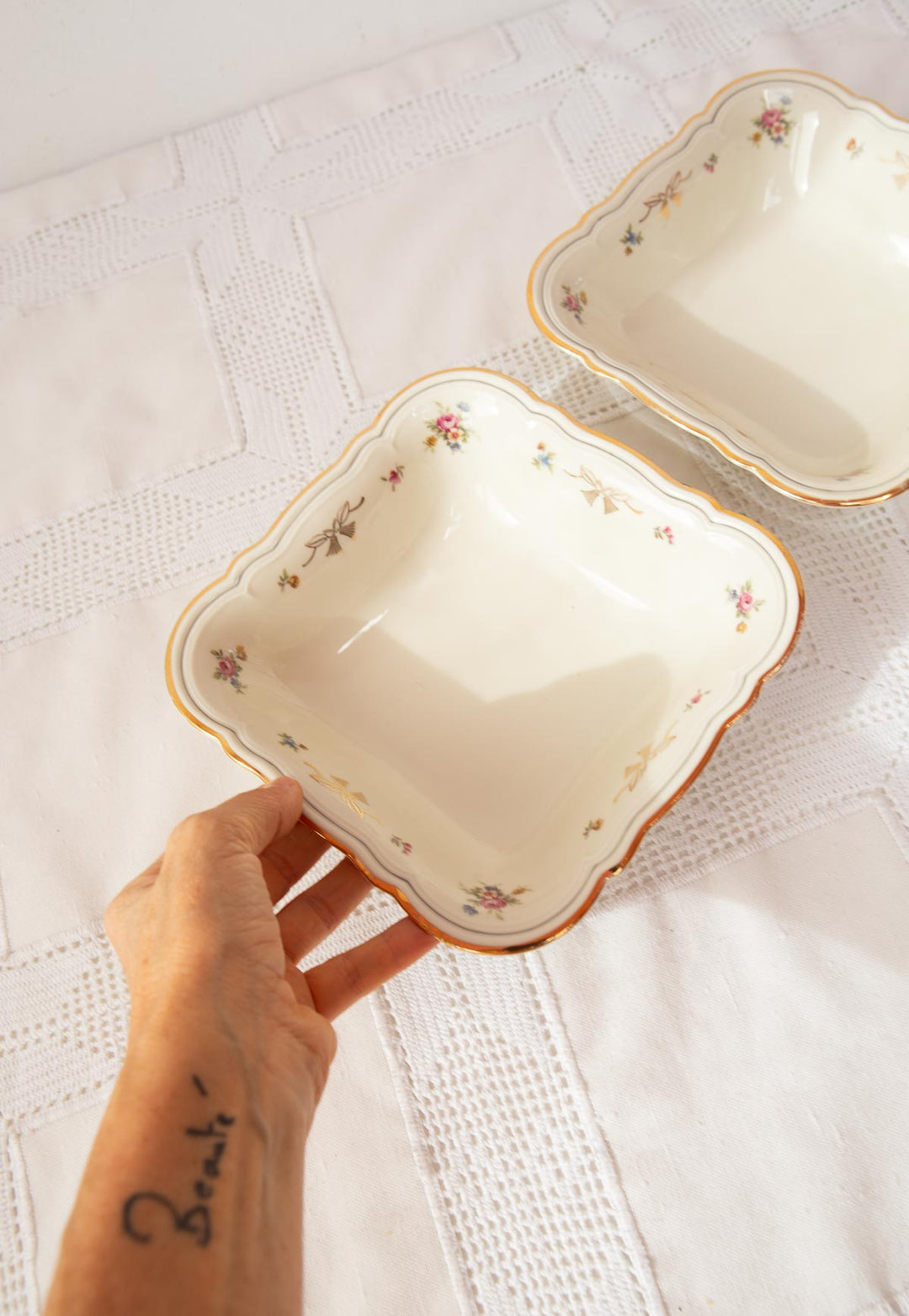 Pareja fuentes cuadradas porcelana sueca Hackefors florecillas