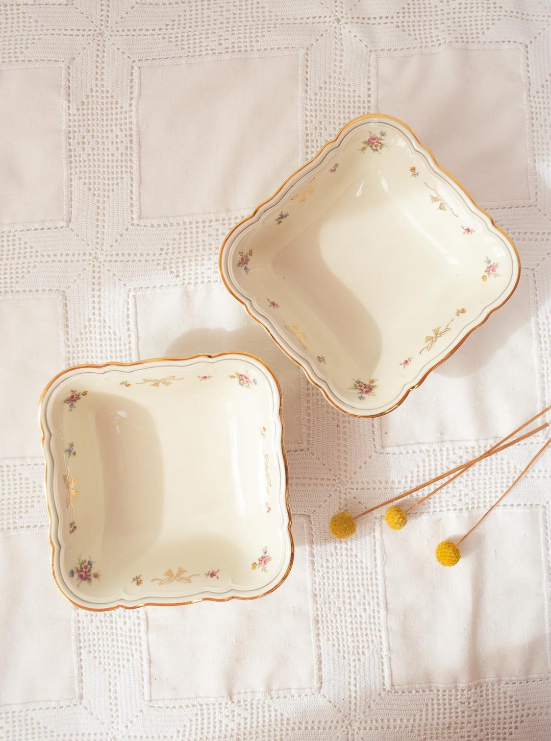 Pareja fuentes cuadradas porcelana sueca Hackefors florecillas