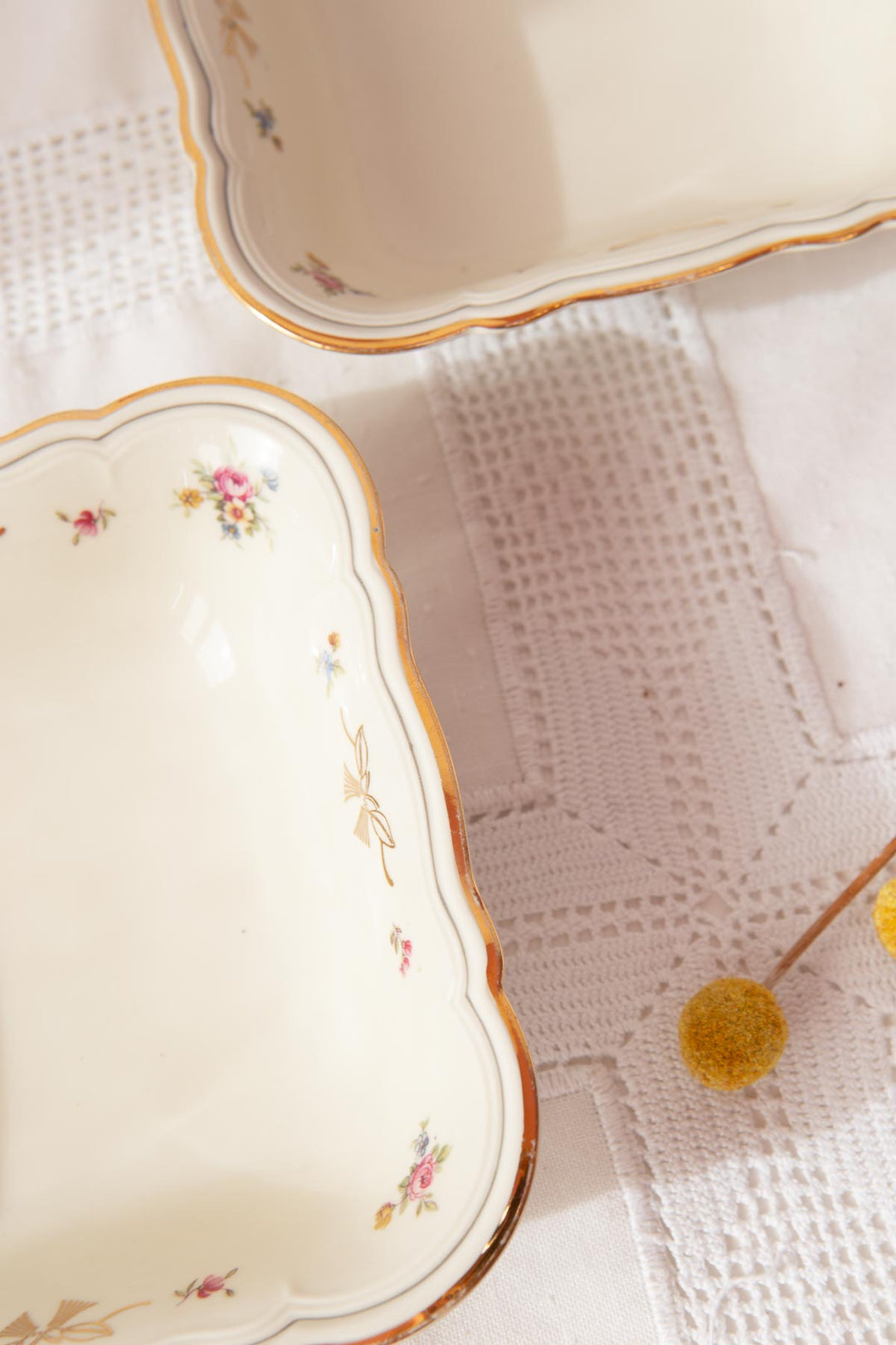 Pareja fuentes cuadradas porcelana sueca Hackefors florecillas