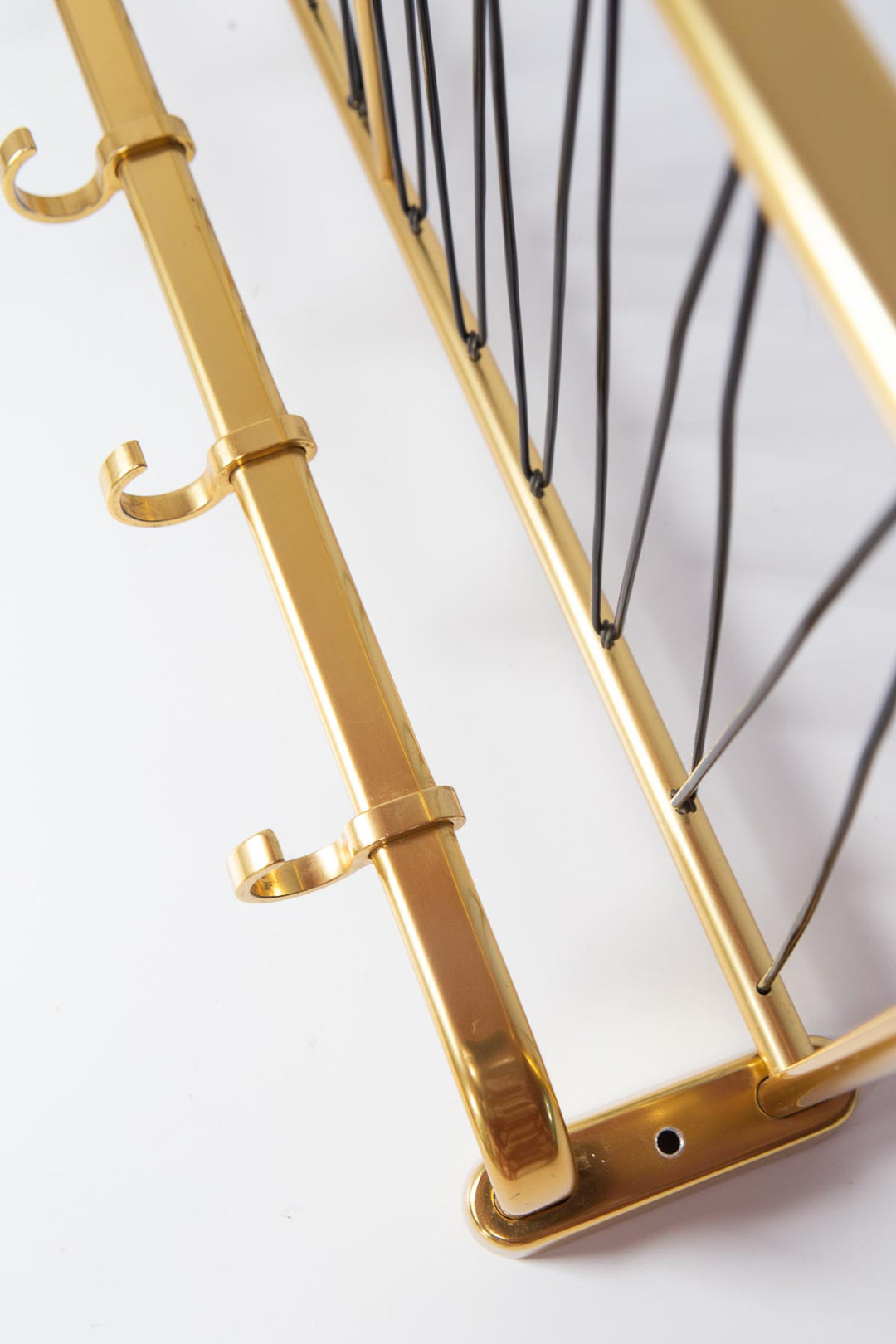 Perchero de pared con bandeja en aluminio dorado c. 1960 (62,5 cm)