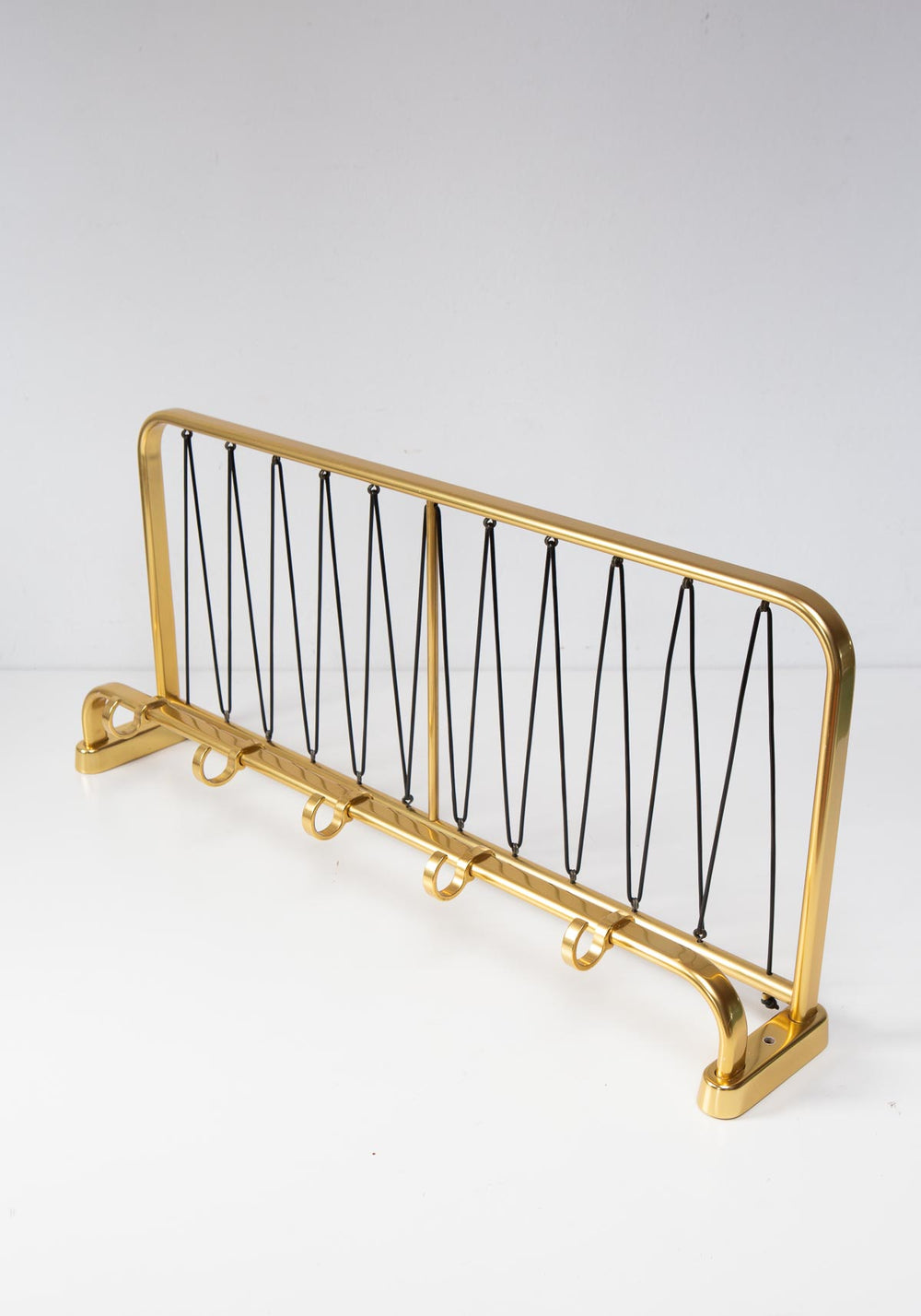 Perchero de pared con bandeja en aluminio dorado c. 1960 (62,5 cm)