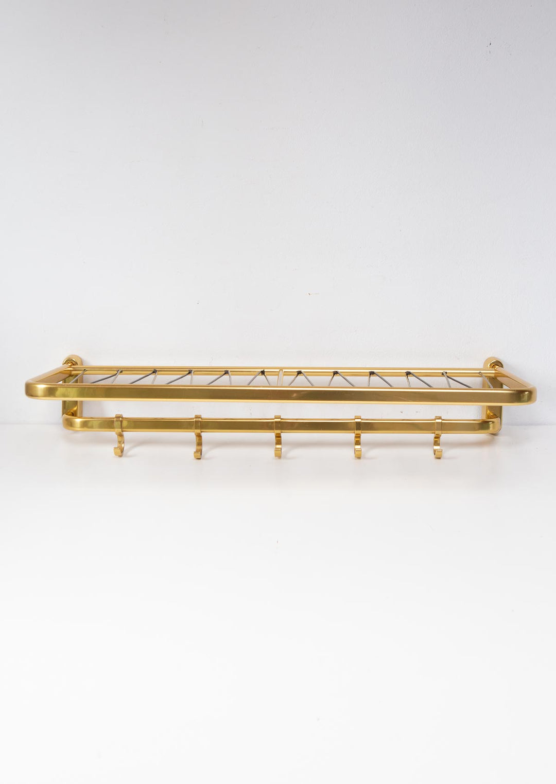 Perchero de pared con bandeja en aluminio dorado c. 1960 (62,5 cm)