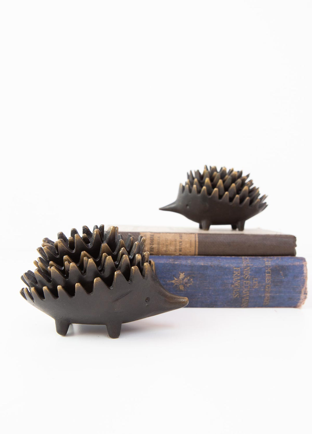 Juego erizos Walter Bosse latón patinado negro años 50