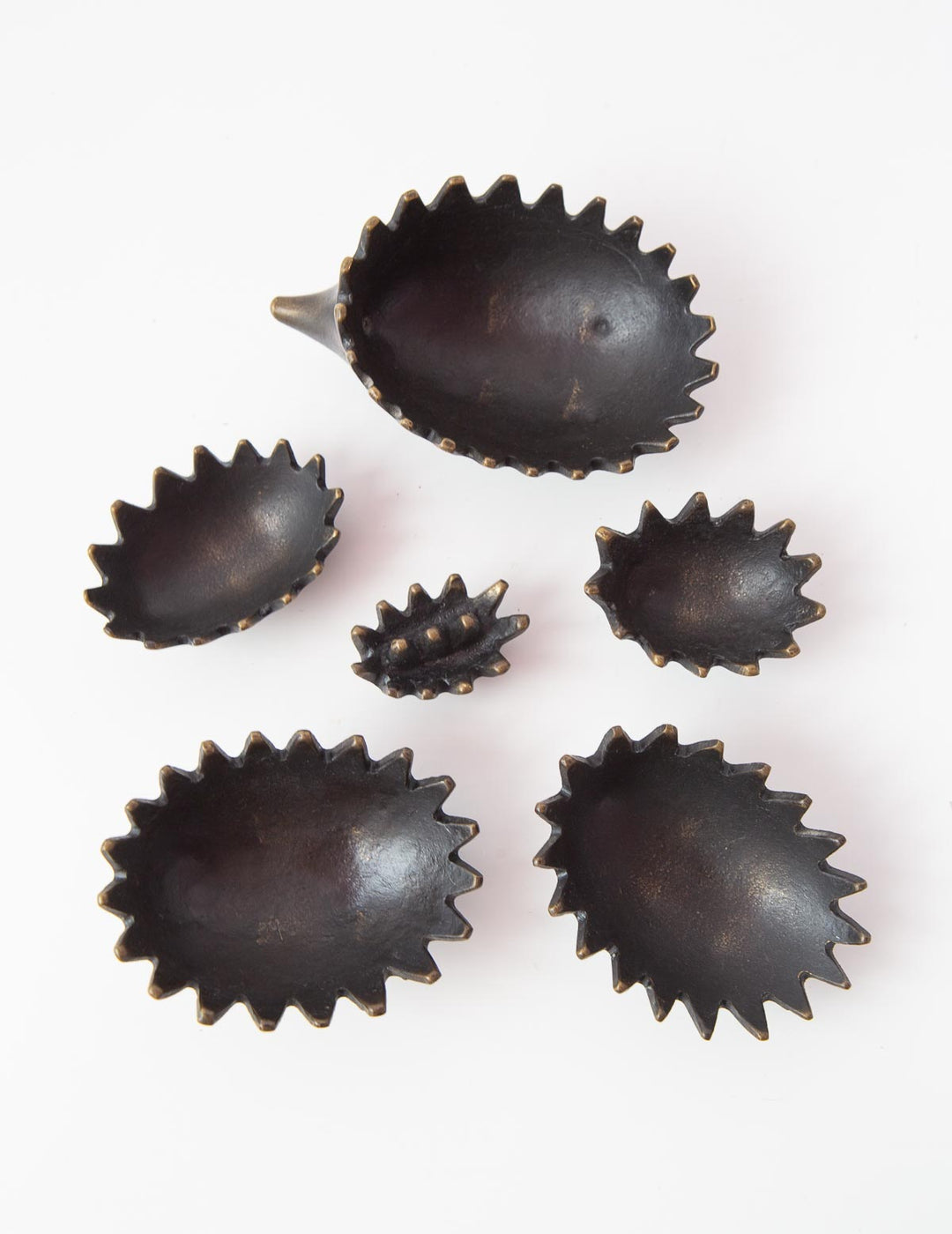 Juego erizos Walter Bosse latón patinado negro años 50