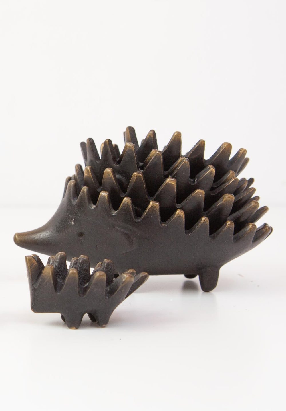 Juego erizos Walter Bosse latón patinado negro años 50