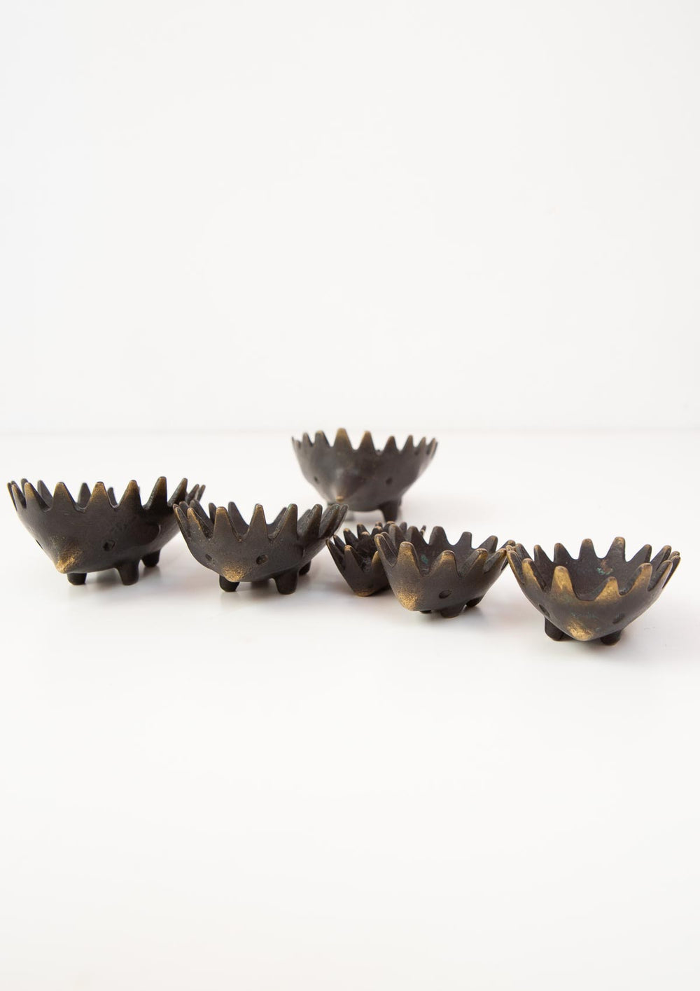 Juego erizos Walter Bosse latón patinado negro c. 1950s