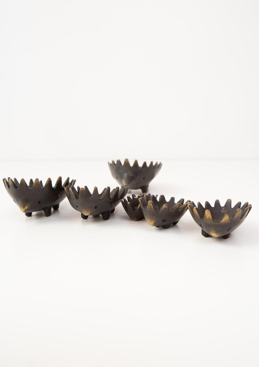 Juego erizos Walter Bosse latón patinado negro c. 1950s