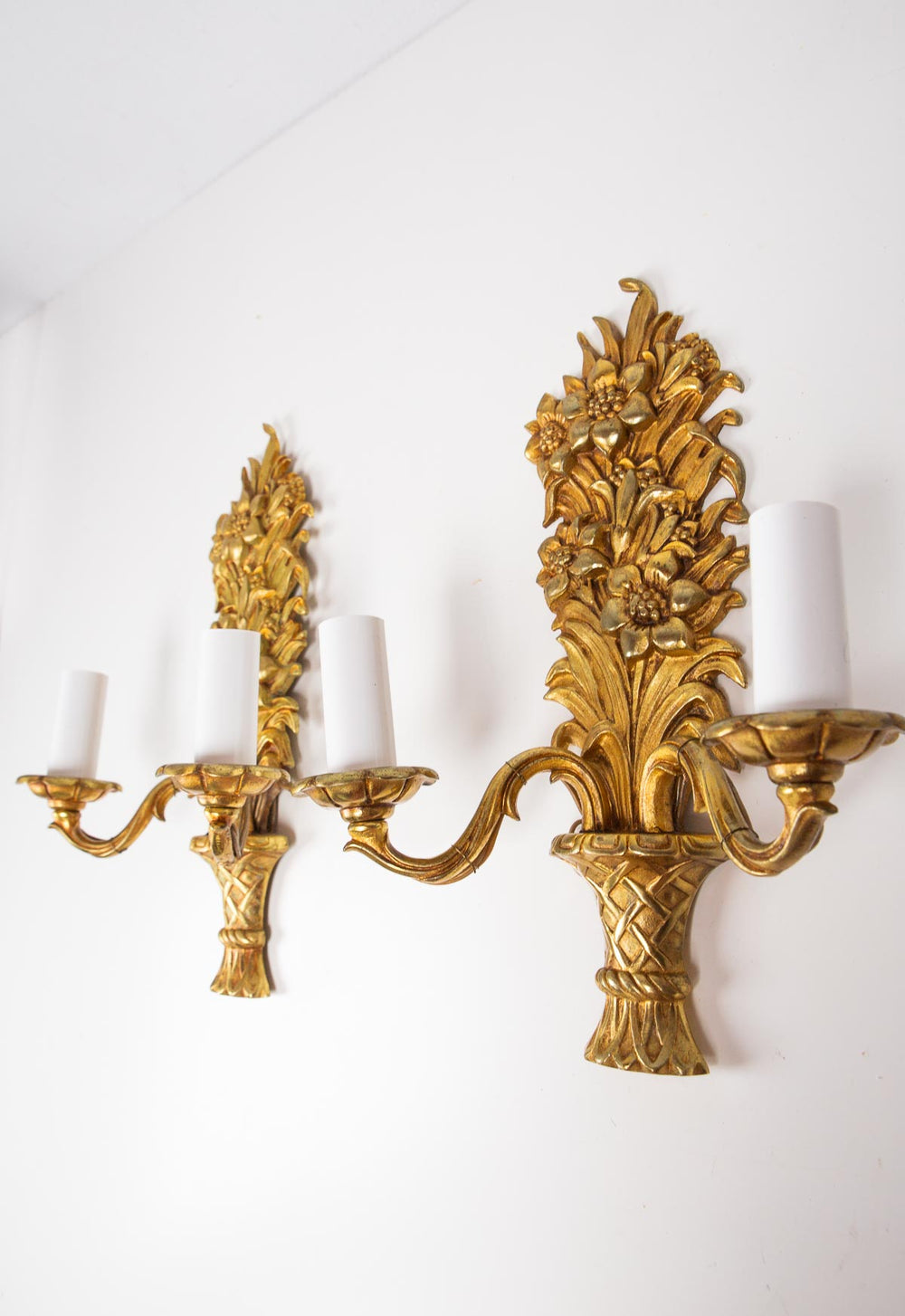 Pareja apliques franceses cesta con flores bronce s. XX (32 cm)