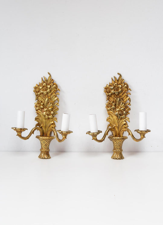 Pareja apliques franceses cesta con flores bronce s. XX (32 cm)