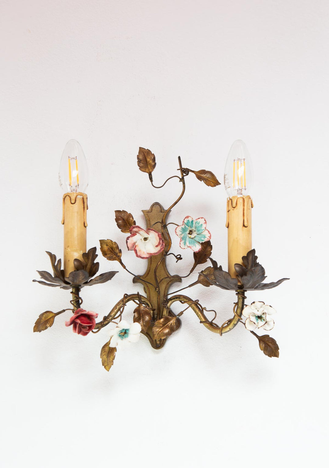 Pareja antiguos apliques franceses latón flores porcelana c. 1950/60s