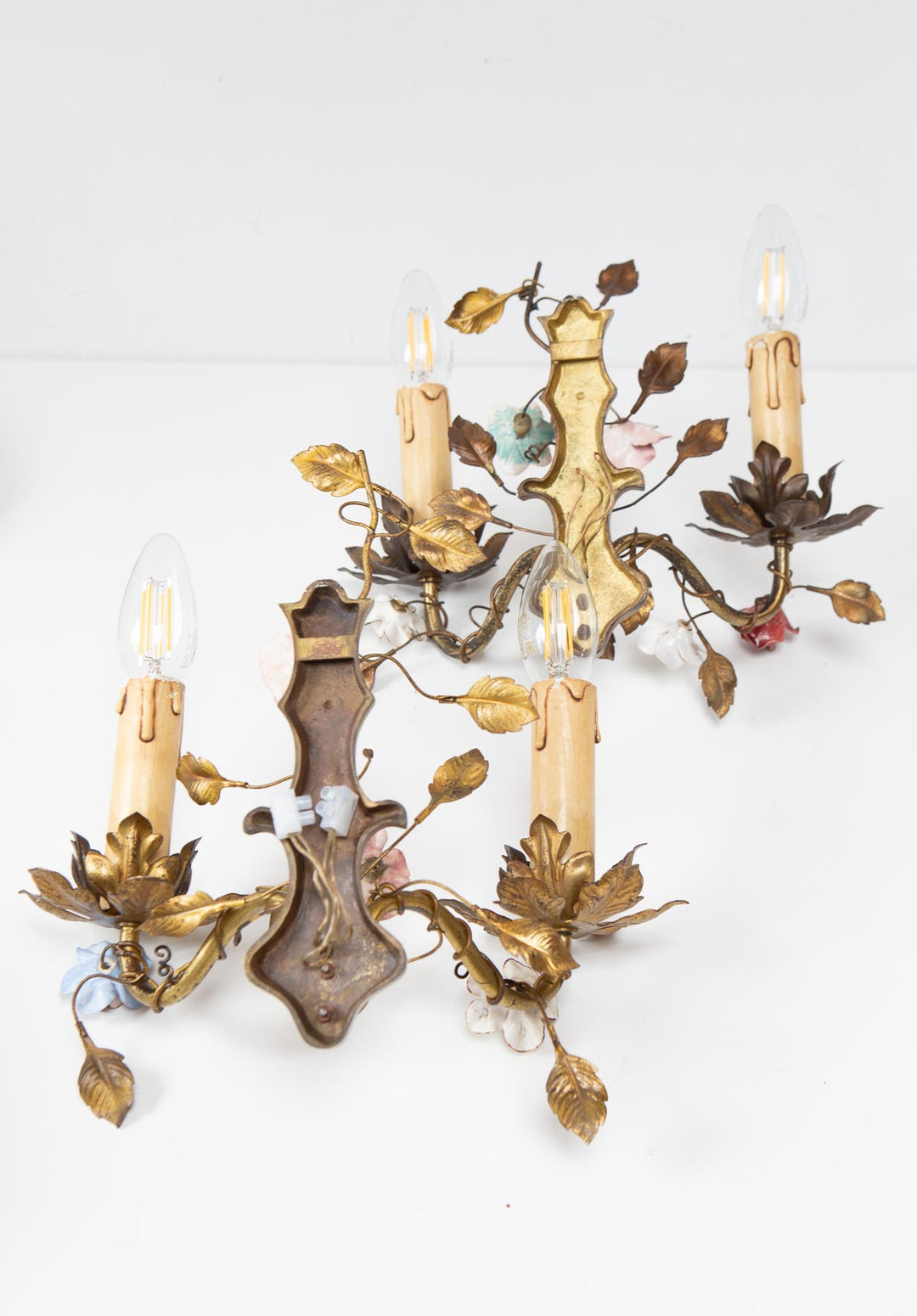 Pareja antiguos apliques franceses latón flores porcelana c. 1950/60s