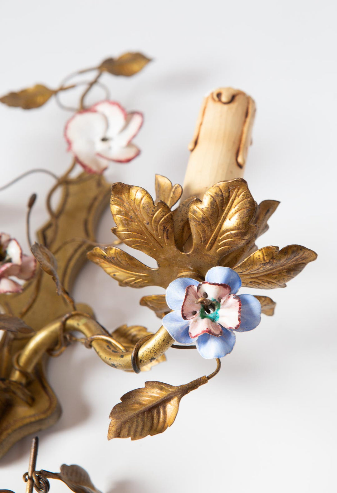 Pareja antiguos apliques franceses latón flores porcelana c. 1950/60s