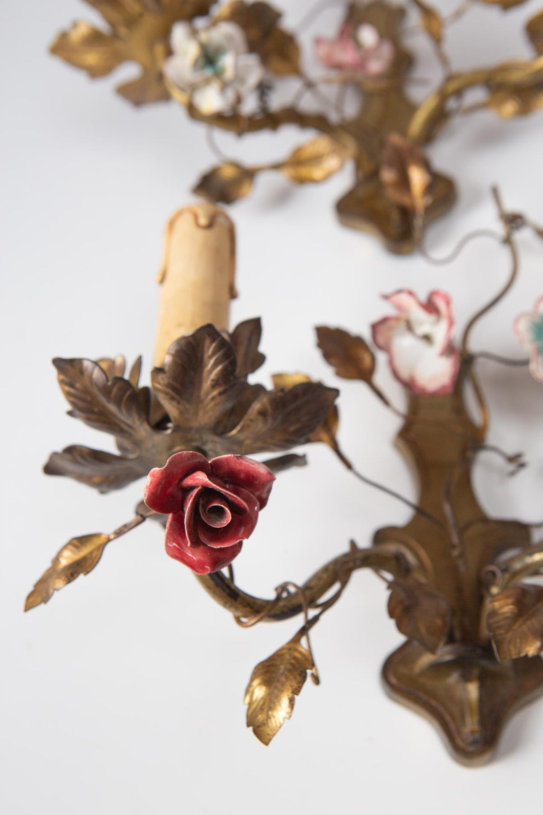 Pareja antiguos apliques franceses latón flores porcelana c. 1950/60s