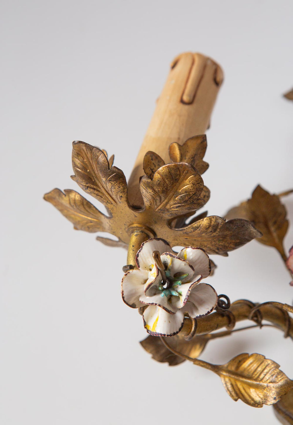 Pareja antiguos apliques franceses latón flores porcelana c. 1950/60s