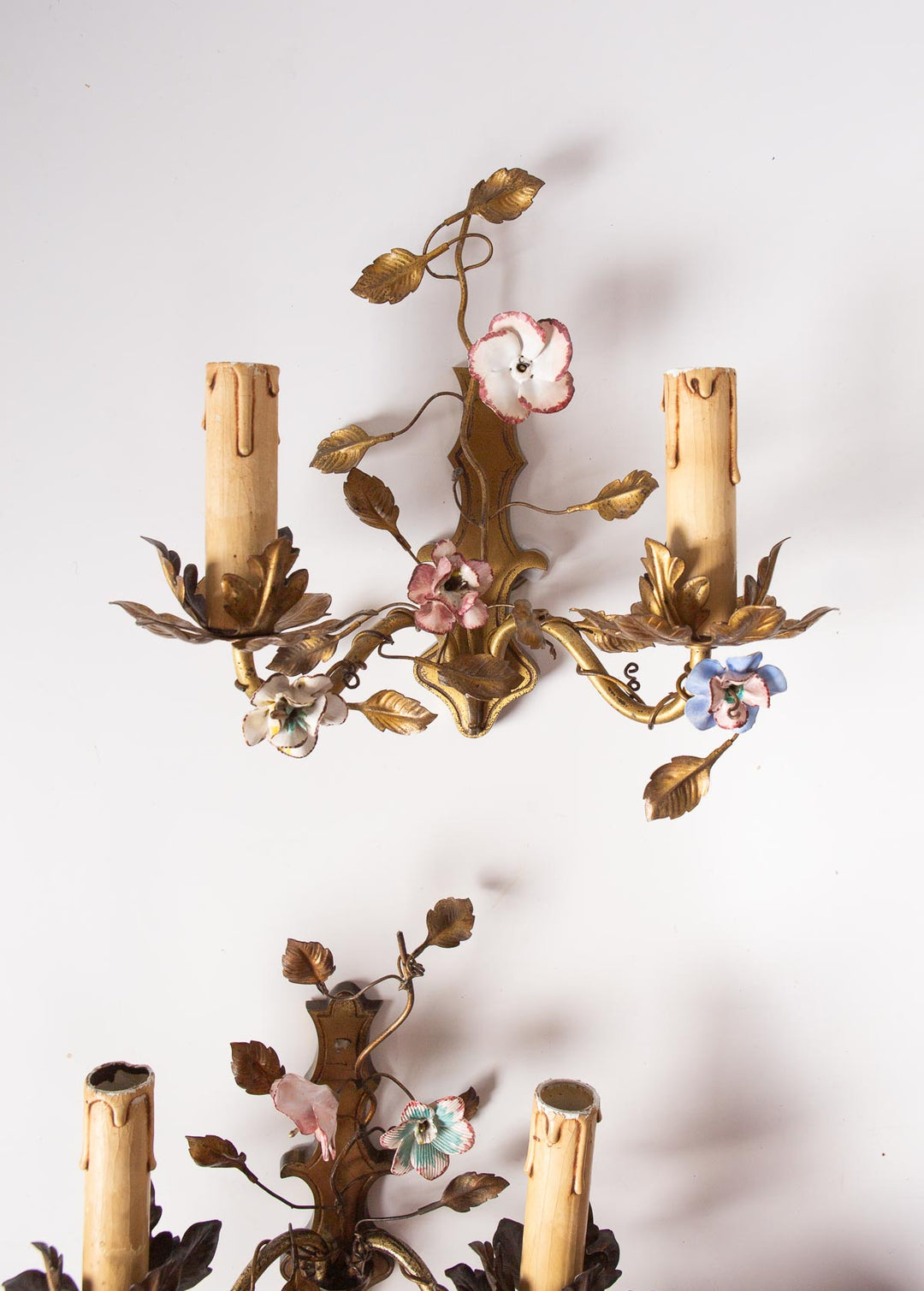 Pareja antiguos apliques franceses latón flores porcelana c. 1950/60s