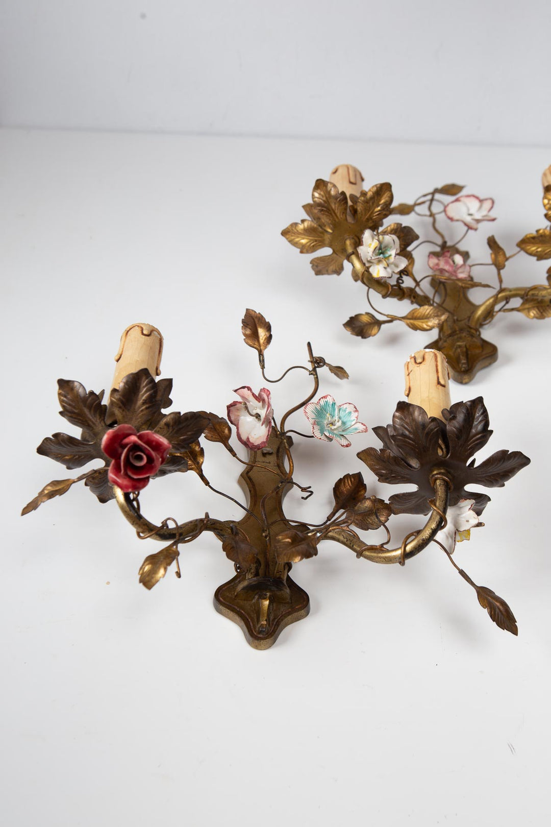 Pareja antiguos apliques franceses latón flores porcelana c. 1950/60s