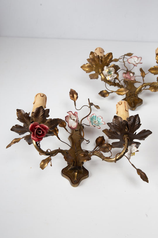 Pareja antiguos apliques franceses latón flores porcelana c. 1950/60s