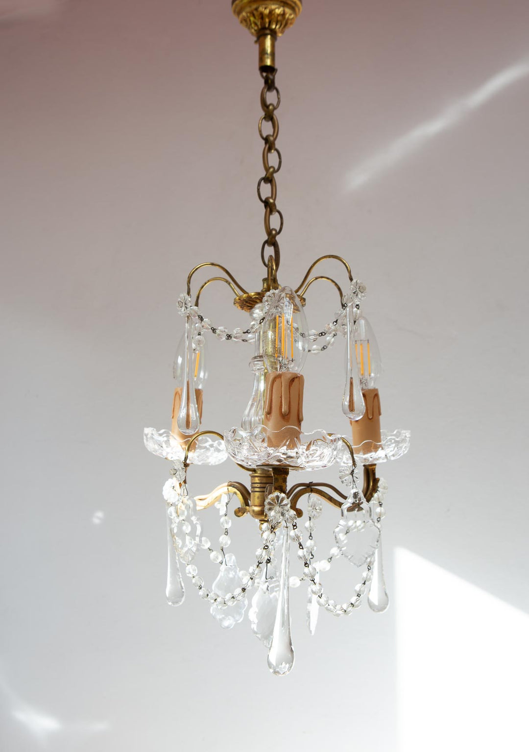 Pequeño chandelier francés bronce y cristales (27 cm)