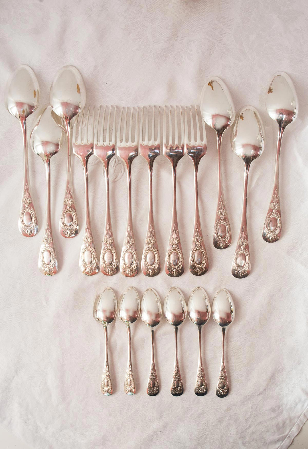 Antigua cubertería MESA francesa PARA 6 metal argenté con medallón (18 PIEZAS)