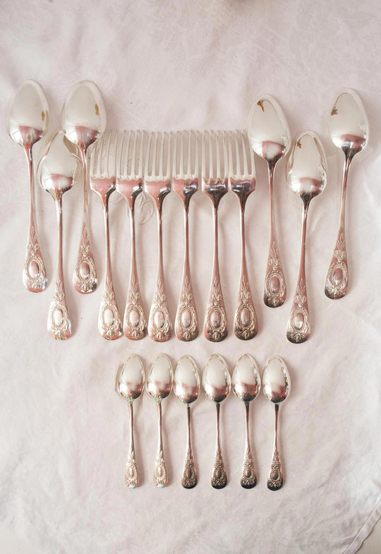 Antigua cubertería MESA francesa PARA 6 metal argenté con medallón (18 PIEZAS)