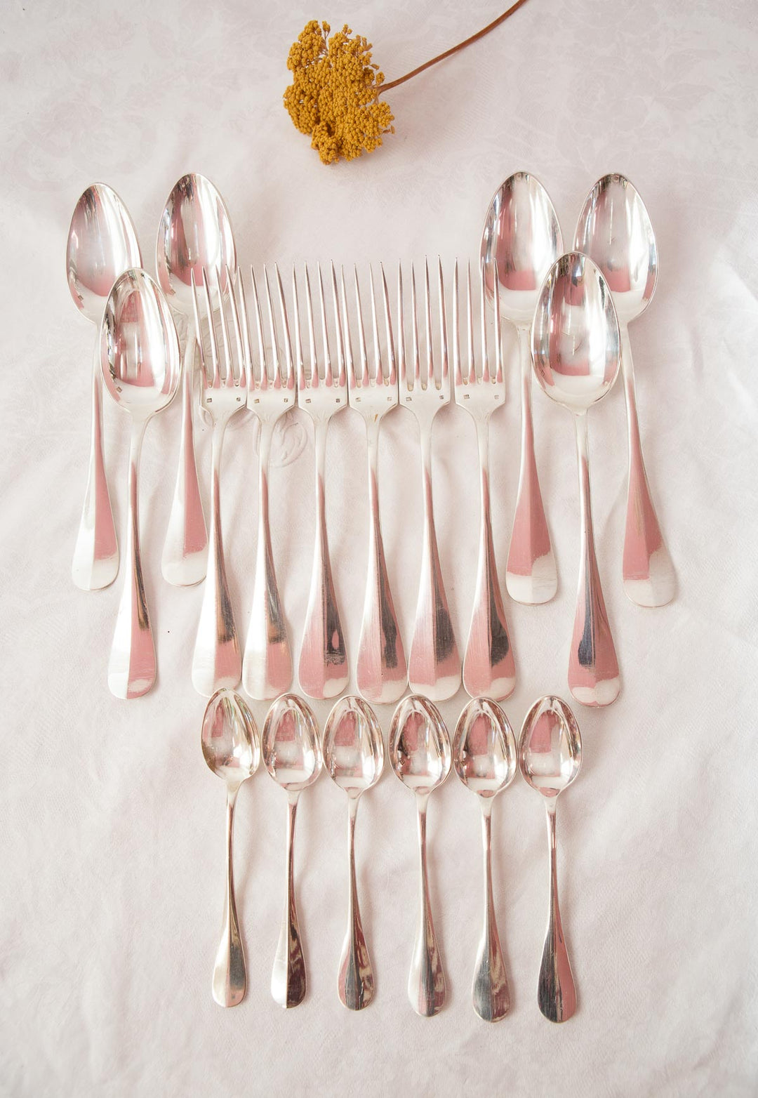 Antigua cubertería MESA francesa PARA 6 metal argenté con medallón (18 PIEZAS)