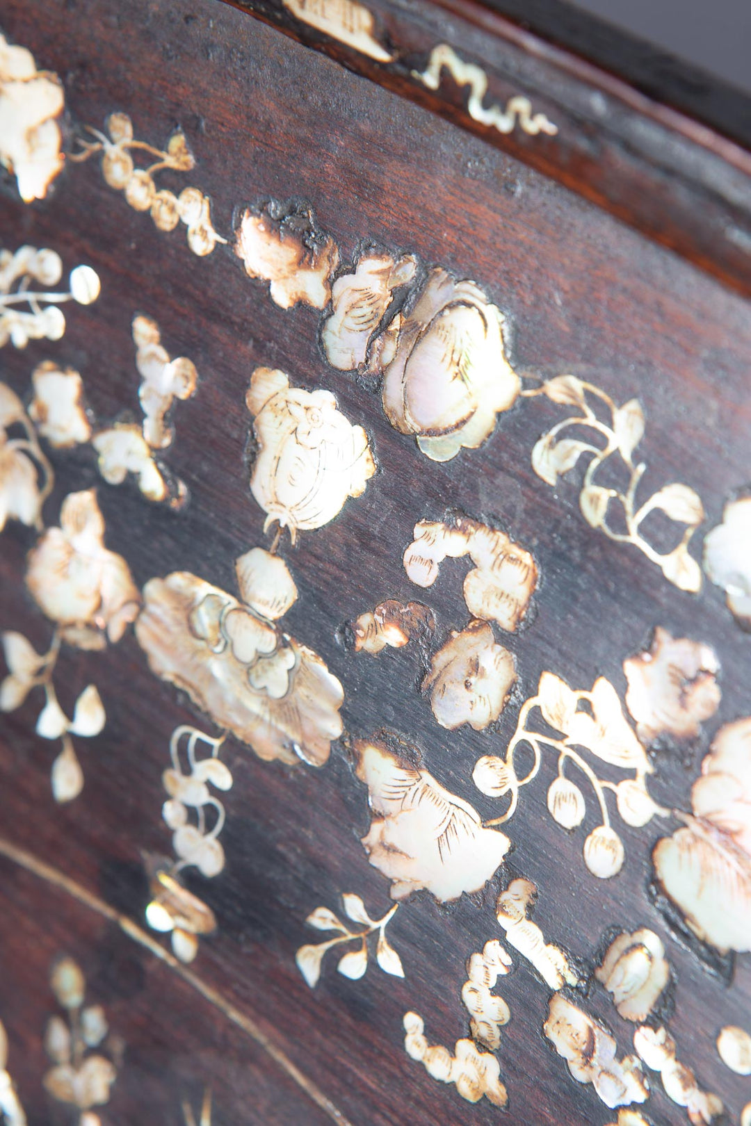 Gran bandeja decorativa palisandro marquetería nácar Indochina s. XIX (67*40 cm)