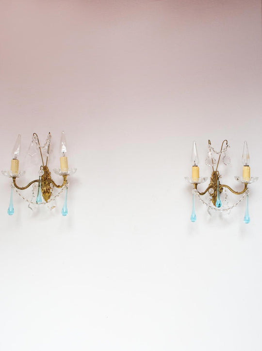 Pareja apliques franceses latón y lágrimas de cristal azul c. 1960s