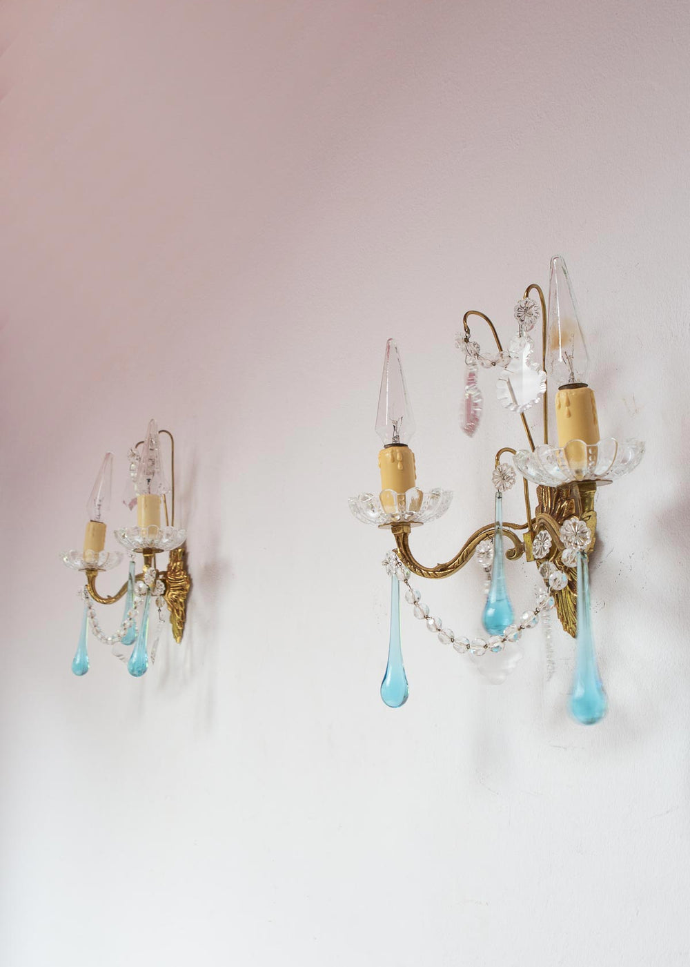 Pareja apliques franceses latón y lágrimas de cristal azul c. 1960s