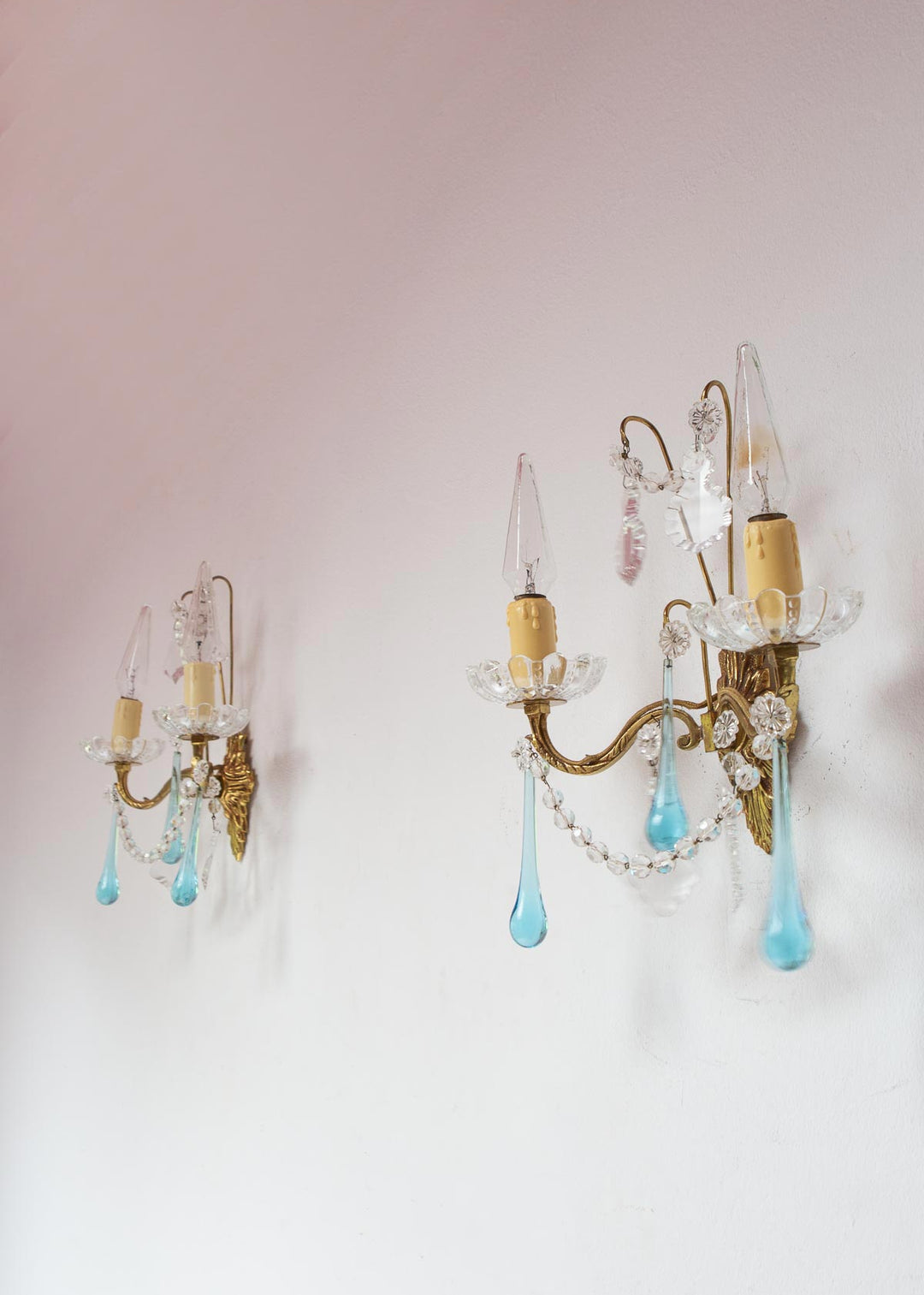 Pareja apliques franceses latón y lágrimas de cristal azul c. 1960s