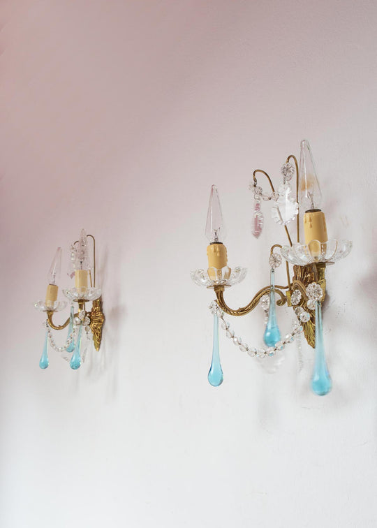 Pareja apliques franceses latón y lágrimas de cristal azul c. 1960s