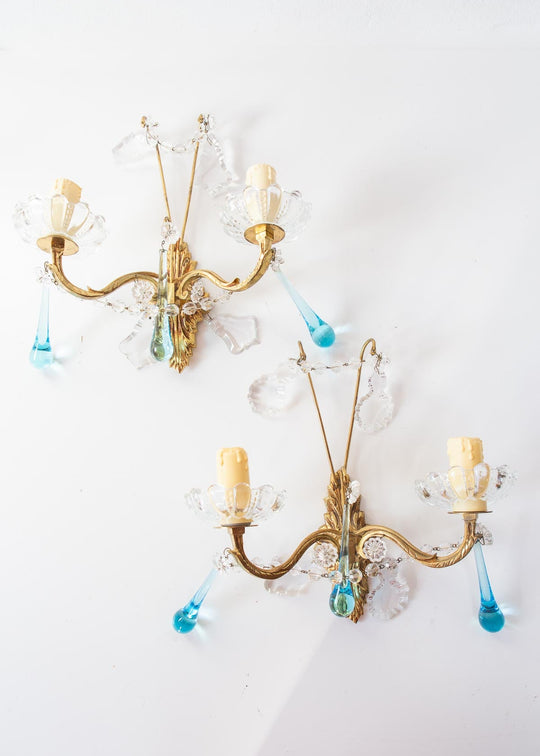 Pareja apliques franceses latón y lágrimas de cristal azul c. 1960s