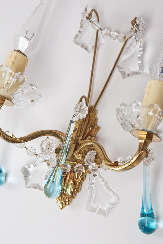 Pareja apliques franceses latón y lágrimas de cristal azul c. 1960s