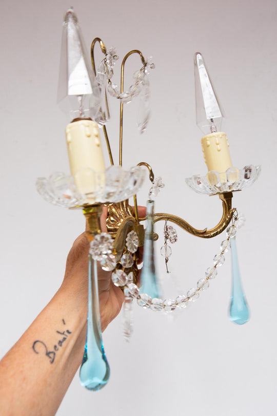 Pareja apliques franceses latón y lágrimas de cristal azul c. 1960s