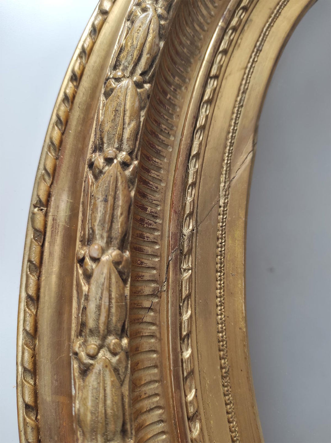 Antiguo espejo ovalado francés madera dorada s. XIX (80*70 cm)